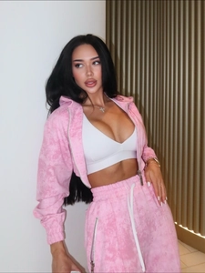 Détail du survêtement tie-dye rose avec sweat à capuche court et pantalon assorti