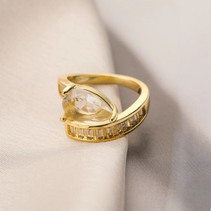 18K gold plated ring with pear cut zircon and rectangular step-cut stones on silk
