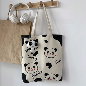 Detail der Panda-Stofftasche mit süßem Plüsch-Anhänger und handgeschriebener Grafik