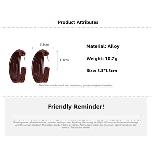 Detail view of brown C-shaped hoop earrings with size 3.3x1.3cm and weight 10.7g