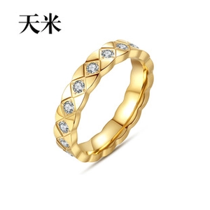 Detail eines goldenen gesteppten Rings mit Diamantakzenten und poliertem Edelstahl-Finish