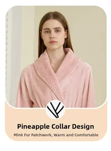 Détail du peignoir rose en velours de vison montrant le design du col texturé ananas