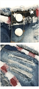Dettaglio di pantaloncini di jeans con bottoni argentati, stampa bandiera e strappi denim