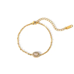 Détail du bracelet en acier inoxydable plaqué or 18K avec breloque ovale et extension