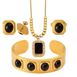 Set di gioielli dorati di lusso con gemme ovali nere e collana con strass brillanti