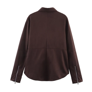 Vue arrière d'une veste en daim marron avec poignets zippés et coutures ajustées
