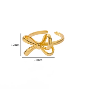 Détail de la bague nœud doré dimensions 13mm par 12mm avec anneau ajustable