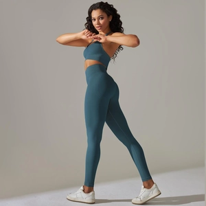 Détail du tissu en maille côtelée sans couture sur un ensemble de yoga bleu à taille haute