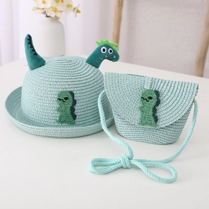 Nahaufnahme eines süßen minzgrünen Strohhut- und Taschen-Sets mit Dino-Motiven