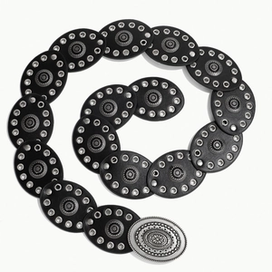 Cintura bohémien in pelle nera con fibbia argentata incisa a girasole e borchie