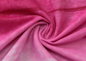 Gros plan sur tissu en maille dégradé rose avec texture respirante et drapé souple