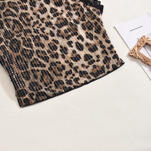 Détail du tissu à imprimé léopard avec sequins noirs et finitions en dentelle délicate