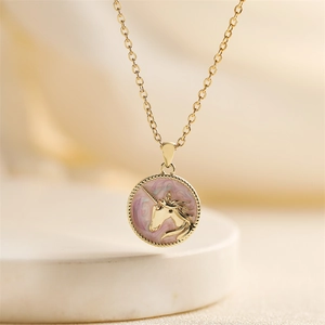 Collana dorata con ciondolo a forma di unicorno in smalto rosa e viola per ragazze