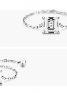 Detail of s925 silver ring featuring square-cut zircon and high-polish mirror finish