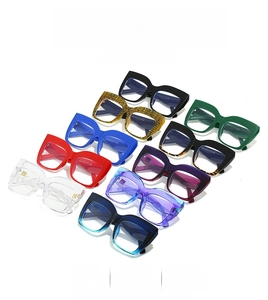 Collezione di montature per occhiali da gatto squadrate oversize in diversi colori