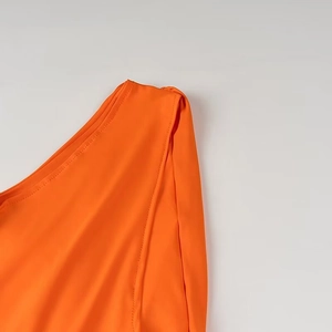 Vue détaillée de la bandoulière orange montrant les coutures et la texture du tissu