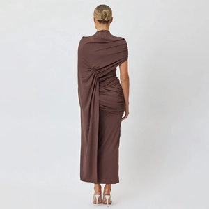 Braunes figurbetontes Kleid mit eleganten Falten und langem Schärpen-Detail hinten