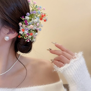 Elegant floral acrylic hair clip detail with mixed colors and pearl necklace set