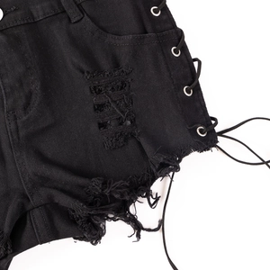 Detail von High-Waist-Denim-Shorts mit seitlicher Schnürung und ausgefranstem Rohsaumkante