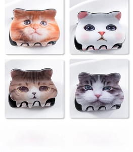 Dettaglio di quattro mollette per capelli in acrilico a forma di gatto vari colori