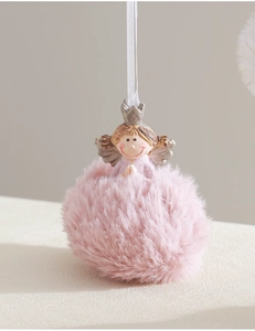 Détail d'un ange en peluche rose avec couronne argentée et texture douce en fausse fourrure