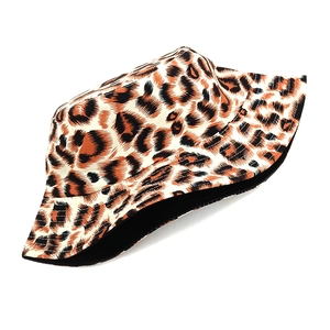 Dettaglio cappello alla pescatora leopardato con tesa larga e fodera interna nera