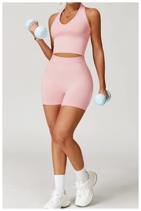 Detail von rosa Halterneck Sport-BH und hoch taillierten nahtlosen Shorts für Yoga