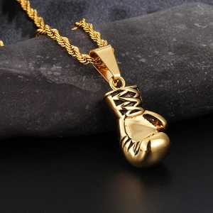 Collar colgante de guante de boxeo dorado con cadena de cuerda en piedra oscura
