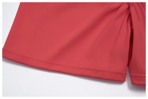 Détail du short de yoga rouge avec cordon de serrage froncé et finitions à double couture