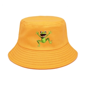 Detail eines orangefarbenen Fischerhutes mit gesticktem Froschmotiv und verstärkter Krempe
