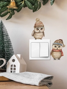 Détail des stickers muraux chouettes avec bonnets et écharpes pour décor de Noël sur interrupteur