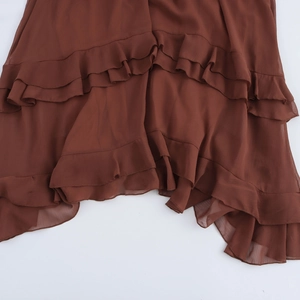Abito lungo bohémien in chiffon marrone con orlo a balze e tessuto leggero