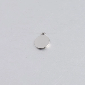 Détail d'un pendentif rond en acier inoxydable de 1 mm avec trou pour bijoux DIY