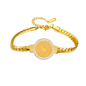 Goldenes Armband aus Titanstahl mit Porträt-Münzanhänger und glitzernden weißen Kristallen