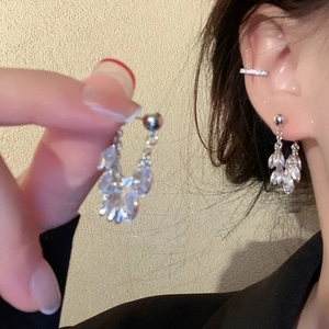 Elegante silberne Quasten-Ohrringe mit glitzernden tropfenförmigen Zirkonia-Kristallen