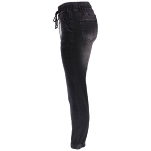 Détail d'un jogging en jean délavé noir avec taille élastique à cordon et vue de côté