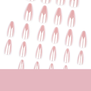 Glänzende, mandelförmige künstliche Nägel in Nude-Rosa mit Aurora-Finish-Set auf Weiß
