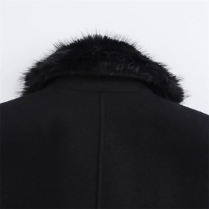 Détail du col en fausse fourrure noire de haute qualité sur un manteau en laine ajusté