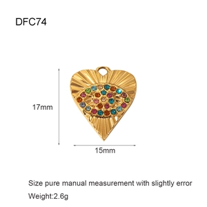 Dettaglio del ciondolo a cuore placcato oro 18K con occhio di Allah da 17mm x 15mm