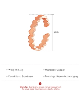Dettaglio dell'anello a cuore in oro rosa con specifiche di 2 cm di altezza e 4,4 g di peso