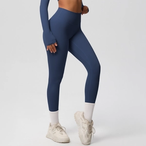 Detailweergave van de donkerblauwe naadloze yoga broek met hoge taille en buikcontrole