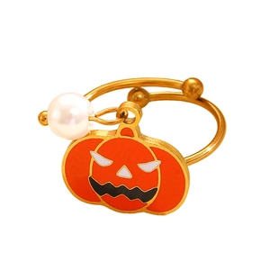 Detalle de anillo dorado con dije de calabaza y perla blanca para Halloween