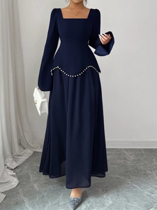 Robe longue élégante bleu marine à col carré et manches longues avec détails de perles