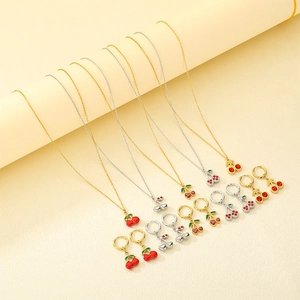 Détails des pendentifs cerises rouges sur colliers en acier doré et argenté