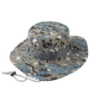 Detail eines digitalen Camouflage-Boonie-Huts mit breiter Krempe und Kinnriemen