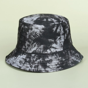 Bob tie-dye réversible avec motifs noir et blanc style urbain pour protection solaire