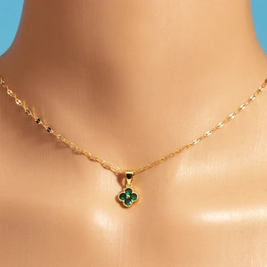Elegante collana a quadrifoglio dorata con ciondolo in pietra verde e catena fine