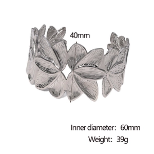 Détail du bracelet ouvert argenté avec motifs floraux creux et dimensions de 40 mm de large