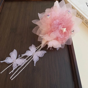 Detail von rosa Organza-Blumen-Haarklammer mit Schmetterlings-Quasten und Glitzersteinen