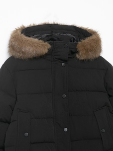 Détail de la veste d'hiver noire rembourrée avec col en fausse fourrure marron et boutons-pression